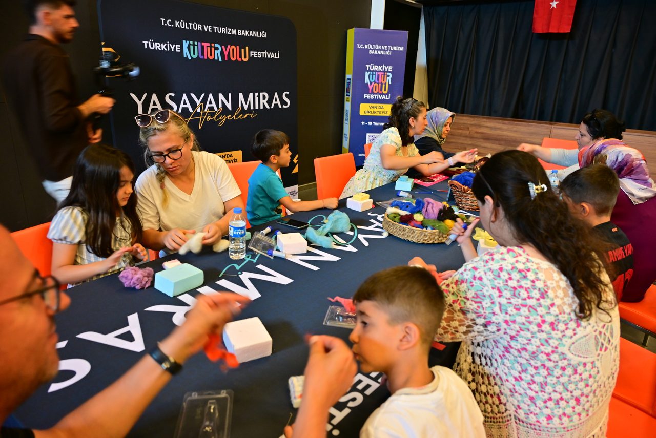 Van Kültür Yolu Festivali, geleneksel sanatları geleceğe aktarıyor