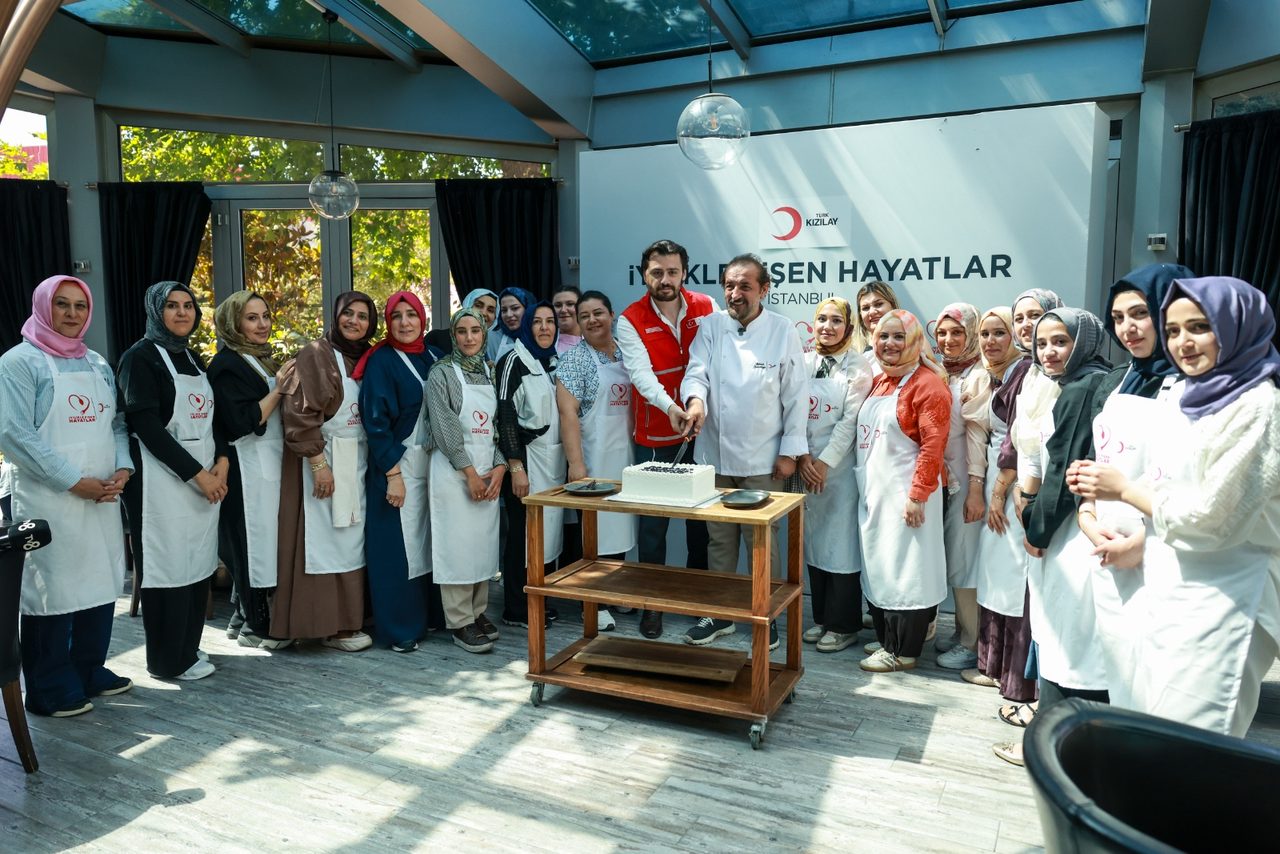 Depremzede Kadınlar İstanbul'da Profesyonel Mutfak Eğitimi Aldı