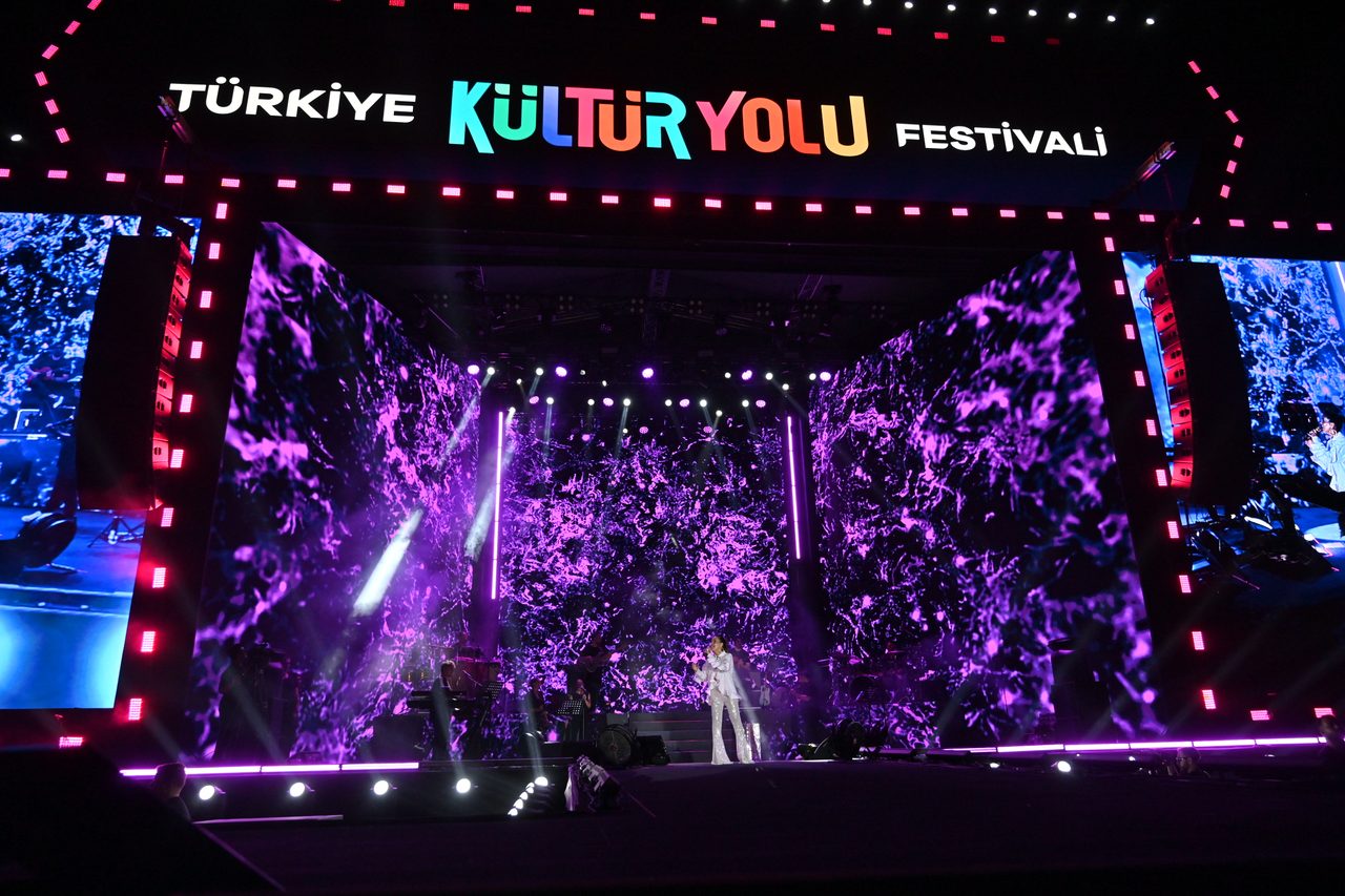 Nevşehir Kültür Yolu Festivali'nde Bengü konseri telefon ışıklarıyla aydınlandı
