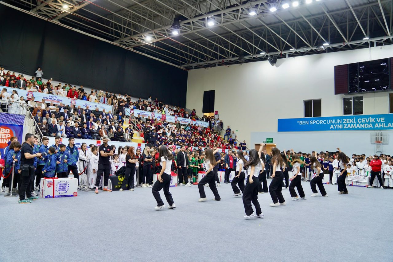 İBB, amatör spor kulüplerine 214 bin malzeme dağıttı