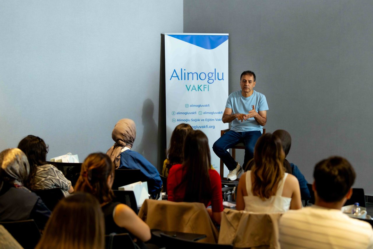 Alimoğlu Vakfı, Bursiyerlerine Staj Programıyla Sektör Deneyimi Sunuyor