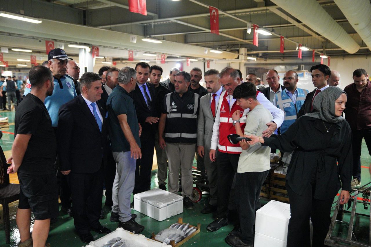 İstanbul'da balık sezonu başladı: İBB Başkanvekili Nuri Aslan balıkçılarla buluştu