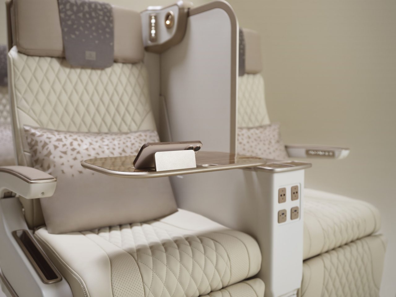 Emirates, Premium Ekonomide dünyanın ilk elektrikli koltuk ve ayarlanabilir panelini sunuyor