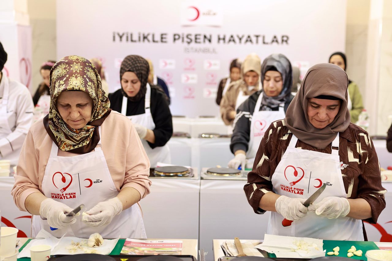 Türk Kızılay depremzede kadınlara İstanbul'da aşçılık eğitimi verdi