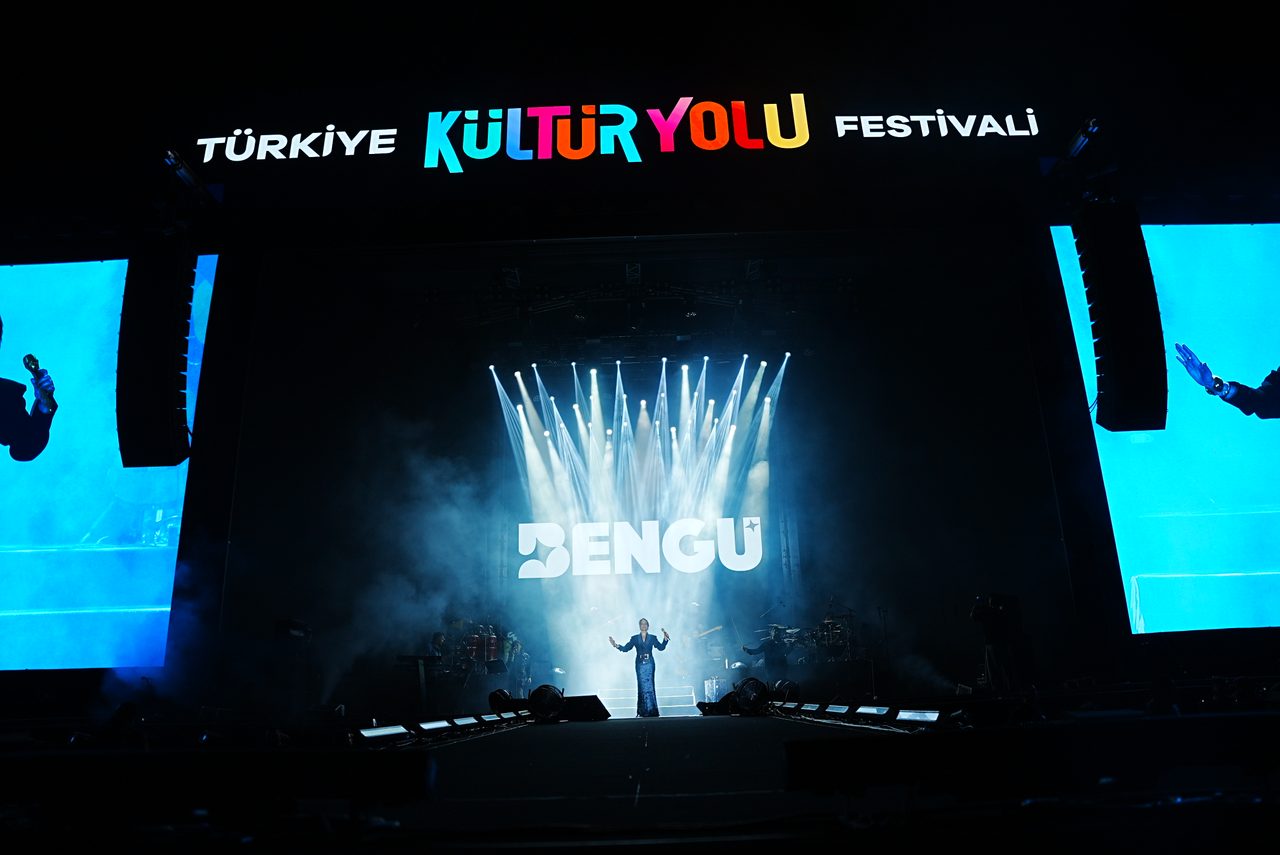 Bengü, Manisa Kültür Yolu Festivali'nin ikinci gününü coşkuyla taçlandırdı