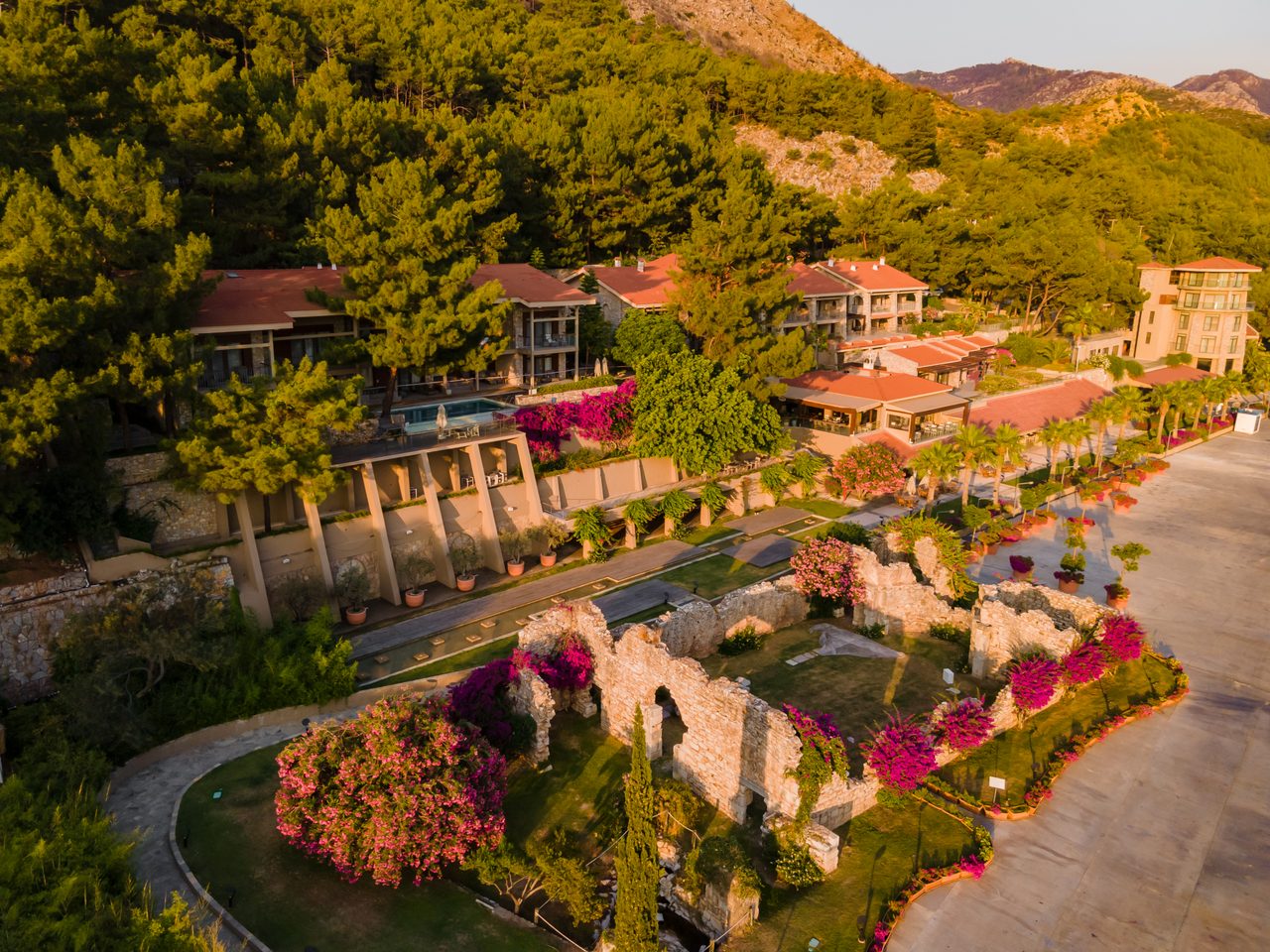 Martı Hemithea Hotel'de Club Mistral Açıldı: Gastronomi ve Müzik Bir Arada