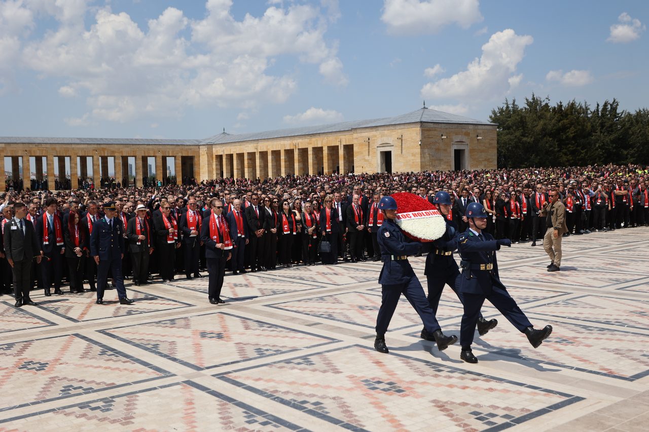 Koç Topluluğu, kuruluşunun 100. yılında Anıtkabir'i ziyaret etti