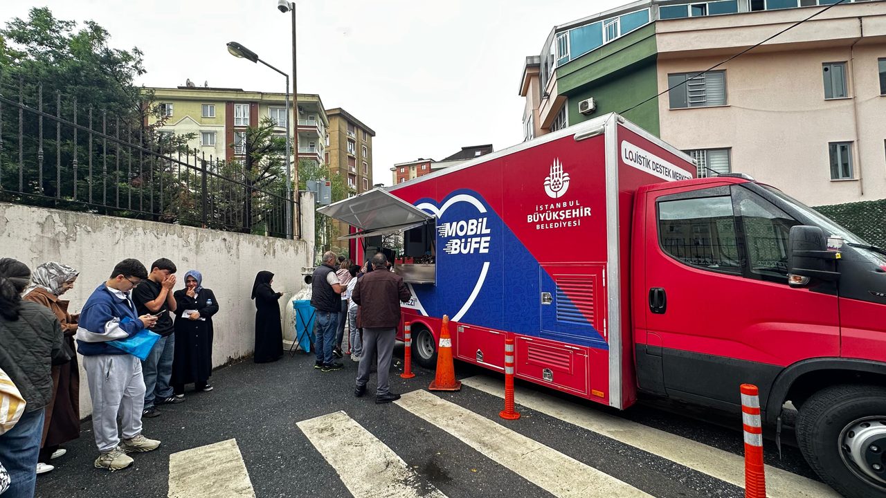 İBB, LGS sınav merkezlerinde öğrenci ve ailelerine ücretsiz ikram desteği sundu