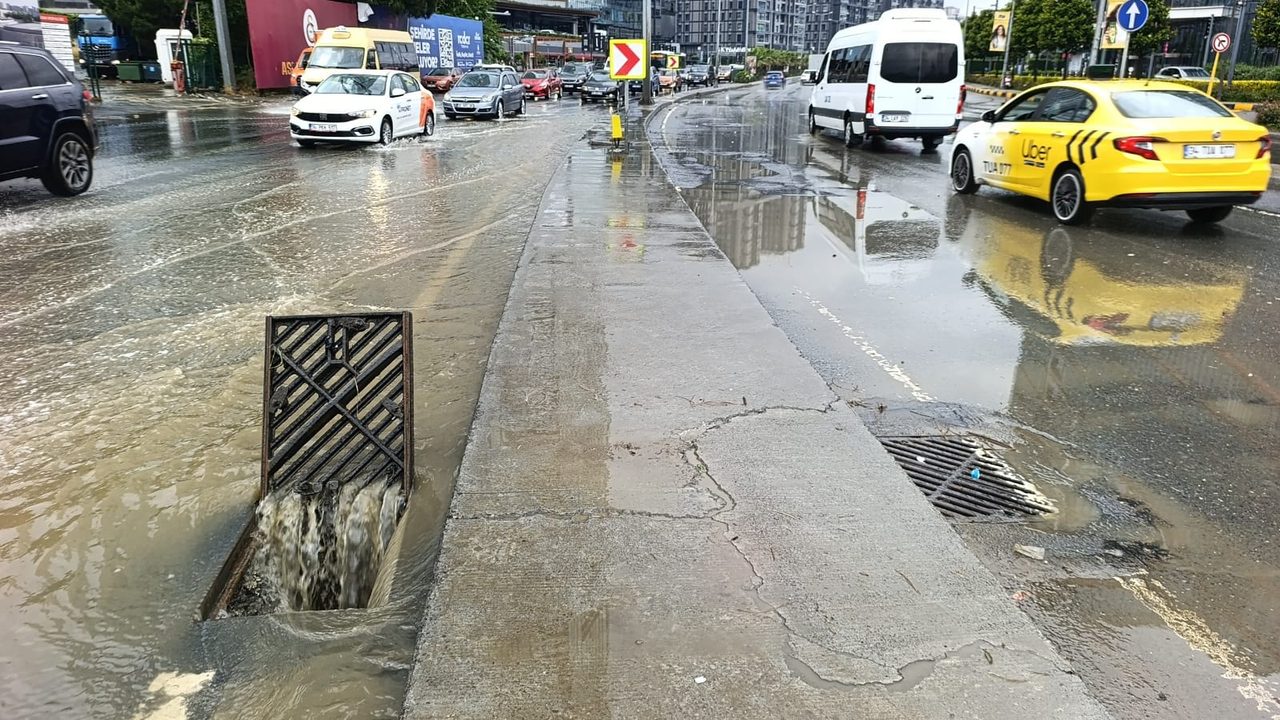 İstanbul'da kuvvetli sağanak; İBB 5.726 personelle sahada