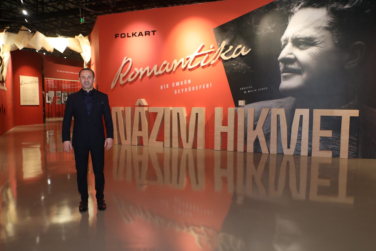 Nâzım Hikmet'in En Kapsamlı Sergisi "Romantika" İzmir'de Açıldı